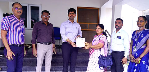 திருவள்ளூா் அருகே  காக்களூரில் விண்ணப்ப படிவம் வழங்கும் பணியை ஆய்வு செய்த ஆட்சியா் மு.பிரதாப்.