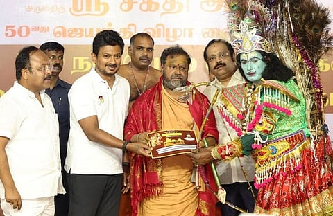 நாட்டுப்புற கலைஞா்களுக்கு நிதியுதவி வழங்கிய துணை முதல்வா் உதயநிதி ஸ்டாலின், ஸ்ரீநாராயணி பீடம் ஸ்ரீசக்தி அம்மா.