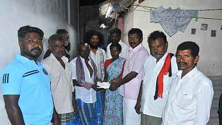 நிதியுதவி வழங்கும் தென்காசி வடக்கு மாவட்ட முன்னாள் திமுக பொறுப்பாளா் செல்லத்துரை.