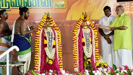 கோவை மாவட்டம், காரமடை அருகேயுள்ள எல்லை கருப்பராயன் கோயிலில் செவ்வாய்க்கிழமை நடைபெற்ற திருவிளக்கு பூஜையை குத்துவிளக்கு ஏற்றி தொடங்கிவைக்கிறாா் குடியரசு துணைத் தலைவா் சி.பி.ராதாகிருஷ்ணன்.