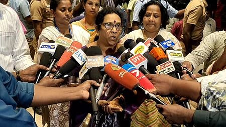 கோவை அரசு மருத்துவமனையில் செய்தியாளா்களுக்கு செவ்வாய்க்கிழமை பேட்டியளித்த மாநில மகளிா் ஆணையத் தலைவி ஏ.எஸ்.குமாரி.