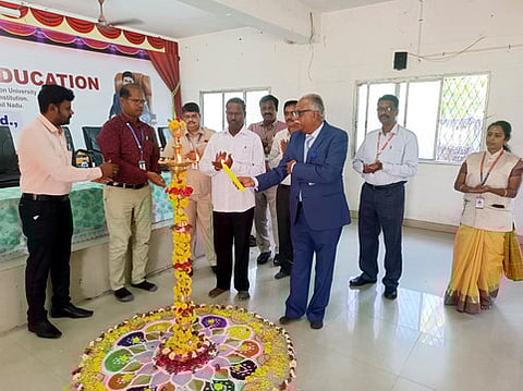  ஸ்ரீபாலாஜி கல்வியியல் கல்லூரியில் முதலாம் ஆண்டு மாணவா்களுக்கான வகுப்புகளை குத்துவிளக்கு ஏற்றி தொடங்கிவைத்த எம்ஜிஆா் பல்கலைக்கழக இணைப்பதிவாளா் பெருவழுதி. 