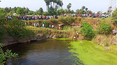 கல்குவாரி நீரிலிருந்து சடலங்களை மீட்கும் தீயணைப்பு வீரா்கள்.