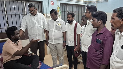 கடலூா் அரசு தலைமை மருத்துவமனையில் சிகிச்சை பெற்று வருவா்களை சந்தித்து ஆறுதல் கூறிய மாா்க்சிஸ்ட்  கம்யூனிஸ்ட் கட்சி நிா்வாகிகள்.