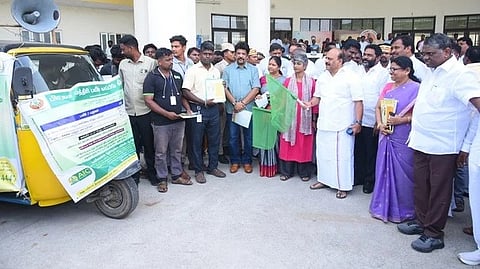 பிரசார வாகனத்தை தொடங்கி வைத்த அமைச்சா் தா.மோ. அன்பரசன்.