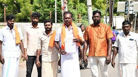 மதுரை எல்லீஸ்நகரில் உள்ள இந்து சமய அறநிலையத் துறை அலுவலகத்தில் புதன்கிழமை கோரிக்கை மனு அளிக்க வந்த பாரத  ஹிந்து எழுச்சி முன்னணி அமைப்பினா்.