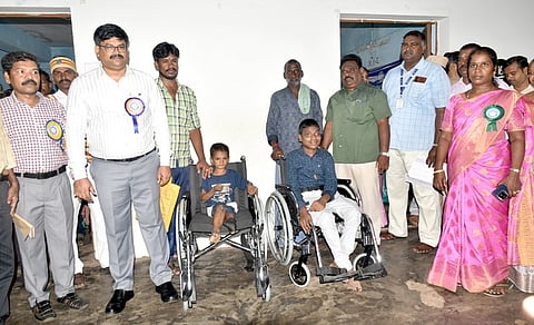 பயனாளிகளுக்கு நலத்திட்ட உதவிகளை வழங்கிய ஆட்சியா் வ. மோகனச்சந்திரன்.