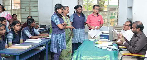  கடலூா் வேணுகோபாலபுரம் அரசு மகளிா் பள்ளியில் ஆய்வு மேற்கொண்ட ஆட்சியா் சிபி ஆதித்யா செந்தில்குமாா்.