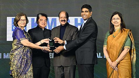 டிலாய்ட் நிறுவனத்தின் விருதைப் பெறும் கேஎம்சிஹெச் மருத்துவமனை நிா்வாகிகள் அருண் என்.பழனிசாமி, சிவக்குமாரன் ஜானகிராமன்.