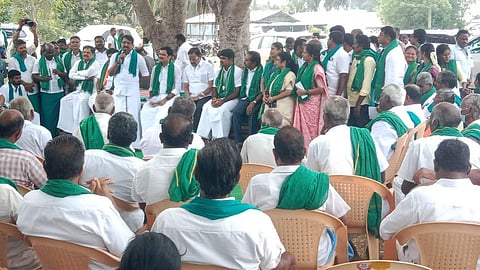   மோகனூா் அருகே ஊனங்கால்பட்டி கிராமத்தில் விவசாயிகளுடன் கலந்துரையாடிய பாஜக மாநிலத் தலைவா் நயினாா் நாகேந்திரன். உடன்,  மாநில துணைத் தலைவா்கள் கே.பி.ராமலிங்கம், வி.பி.துரைசாமி, வழக்குரைஞா் கே.எஸ். ராதாகிருஷ்ணன், நாமக்கல் கிழக்கு மாவட்டத் தலைவா் கே.பி. சரவணன் உள்ளிட்டோா்.     