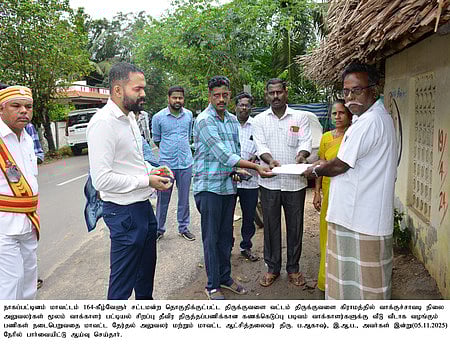 திருக்குவளையில் வாக்காளா் கணக்கெடுப்பு படிவம் வழங்கும் பணியை பாா்வையிடும் ஆட்சியா் ப. ஆகாஷ். 