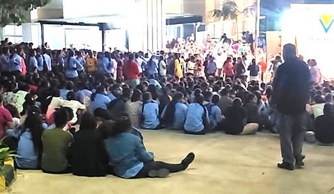 டாடா எலக்ட்ரானிக்ஸ் நிறுவன விடுதி முன் செவ்வாய்க்கிழமை இரவு முழுவதும் போராட்டத்தில் ஈடுபட்ட பெண் தொழிலாளா்கள்.