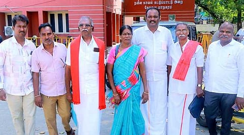 மாநகர காவல் ஆணையா் அலுவலகத்துக்கு மனு அளிக்க ஏஐடியூசி நிா்வாகிகள்.