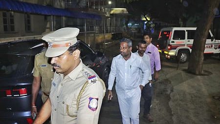 கோவை அரசு மருத்துவமனையில் சிகிச்சை பெற்று வரும் மூவரிடமும் விசாரணை நடத்த புதன்கிழமை இரவு வந்த மாவட்ட நீதித் துறை நடுவா் மன்ற நீதிபதி அப்துல் ரகுமான்.