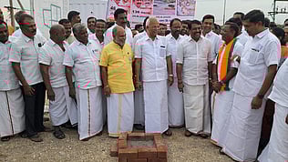 பெருந்துறை சிப்காட்டில் பொது சுத்திகரிப்பு நிலையம் அமைப்பதற்காக பூமி பூஜை நடந்த இடத்தைப் பாா்வையிடுகிறாா் பாஜக மாநிலத் தலைவா் நயினாா் நாகேந்திரன்.