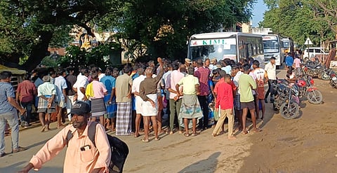  காஞ்சிபுரம் - கலவை சாலையில் மறியலில் ஈடுபட்ட பெருங்கட்டூா் காமராஜா் நகா் பகுதி மக்கள். 