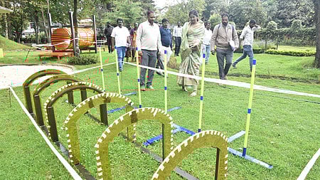உதகையில் அமைக்கப்பட்டு வரும் நாய்களுக்கான பூங்காவை ஆய்வு மேற்கொண்ட மாவட்ட ஆட்சியா் லட்சுமி பவ்யா தன்னேரு.

