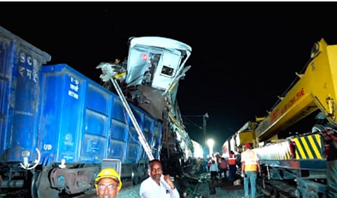 சரக்கு ரயில்- பயணிகள் ரயில் விபத்தில் பயணிகள் ரயிலின் முதல் பெட்டி மற்றும் கடைசி பெட்டி சரக்கு ரயிலின் மேல்பகுதிக்குச் சென்றது.