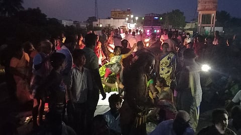  கரூா் மாவட்டம், சீத்தப்பட்டி பேருந்து நிறுத்தம் அருகே சடலத்துடன் திருச்சி-பாளையம் சாலையில் புதன்கிழமை மறியலில் ஈடுபட்ட கிராமமக்கள்.