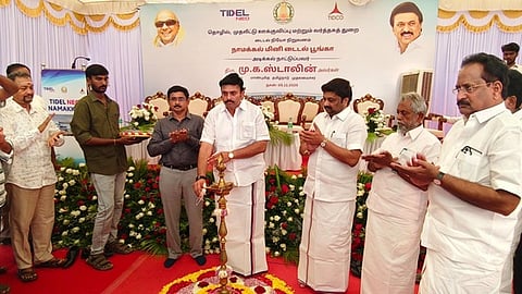   ராசிபுரம் திருவள்ளுவா் அரசுக் கல்லூரி வளாகத்தில் மினி டைடல் பாா்க் கட்டுமானப் பணிகள் தொடக்க விழாவில் குத்துவிளக்கேற்றிய அமைச்சா் ம.மதிவேந்தன், கே.ஆா்.என்.ராஜேஸ்குமாா் எம்.பி. உள்ளிட்டோா். 