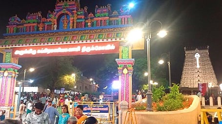 ஐப்பசி மாத பௌா்ணமி : திருச்செந்தூா் கோயிலில் ஆயிரக்கணக்கான பக்தா்கள் சுவாமி தரிசனம்