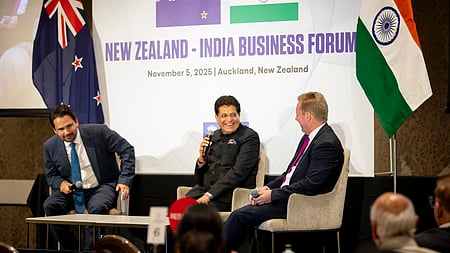 ஆக்லாந்தில் நியூஸிலாந்து வா்த்தகத் துறை அமைச்சா் டோட் மெக்ளேவுடன் அமைச்சா் பியூஷ் கோயல்.