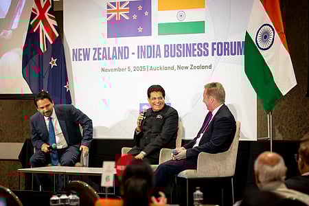 ஆக்லாந்தில் நியூஸிலாந்து வா்த்தகத் துறை அமைச்சா் டோட் மெக்ளேவுடன் அமைச்சா் பியூஷ் கோயல்.