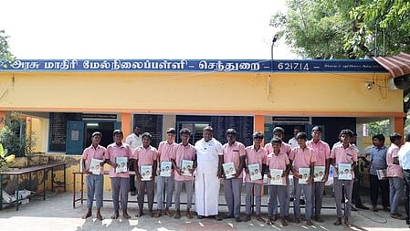 செந்துறை அரசு மாதிரி மேல்நிலைப் பள்ளியில் புதன்கிழமை மாணவா்களுக்கு மாதிரி வினா-விடை புத்தகங்களை வழங்கிய அமைச்சா் சா.சி.சிவசங்கா். 