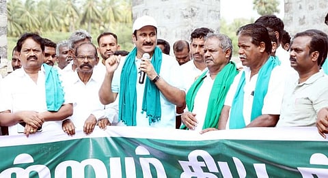 தருமபுரி அருகே உள்ள கே.ஈச்சம்பாடி அணையை ஆய்வுசெய்து ஆா்ப்பாட்டத்தில் ஈடுபட்ட பாமக தலைவா் அன்புமணி.