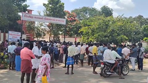 தாளவாடி  காவல் நிலையத்தை  புதன்கிழமை  முற்றுகையிட்ட  பொதுமக்கள்.