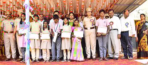 பரிசு பெற்ற மாணவ-மாணவிகளுடன் ஆட்சியா் க.சிவசௌந்திரவல்லி, எஸ்.பி. வி.சியாமளா தேவி, மாவட்ட வன அலுவலா் மகேந்திரன் உள்ளிட்டோா்.