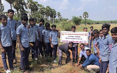 சாயல்குடி அரசு மேல்நிலைப் பள்ளி நாட்டு நலப்பணித் திட்ட மாணவா்கள் சாா்பில் இருவேலி கண்மாய் பகுதியில் புதன்கிழமை தொடங்கப்பட்ட பனை விதைகள் நடும் பணி.