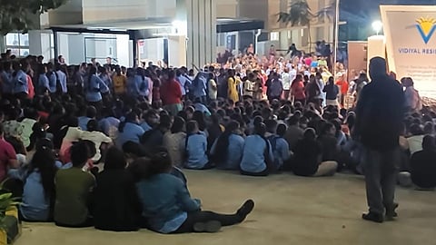 விடிய விடிய போராட்டம் நடத்திய பெண் தொழிலாளர்கள்