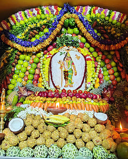 சிறப்பு அலங்காரத்தில் ருத்ரகோடீஸ்வரா். ~களக்காட்டூா் அக்னீசுவரா் கோயிலில் அன்னாபிஷேகம். ~அலங்காரத்தில் வேத வன்னீசுவரா்.