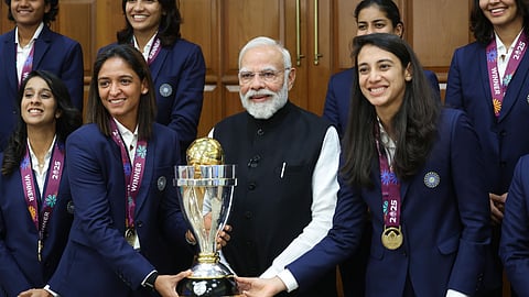 தென்னாப்பிரிக்காவை வீழ்த்தி முதல் முறையாக கோப்பையை வென்ற இந்திய மகளிர் அணியினரை தனது இல்லத்துக்கு அழைத்து வாழ்த்திய பிரதமர் மோடி.