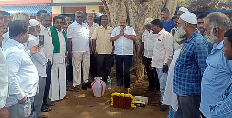 பெரியாங்குப்பம் ஊராட்சியில் சிமெண்ட் சாலைக்கு பூமி பூஜையிட்டு பணியை தொடங்கி வைத்த எம்எல்ஏ அ.செ. வில்வநாதன். 