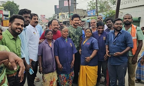 வேலூரில் நடைப்பயிற்சியின்போது தூய்மைப் பணியாளா்களுடன் புகைப்படம் எடுத்துக் கொண்ட துணை முதல்வா் உதயநிதி ஸ்டாலின். உடன், எம்எல்ஏ 
ஏ.பி.நந்தகுமாா் உள்ளிட்டோா்.