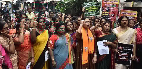 சென்னை மாவட்ட ஆட்சியா் அலுவலகம் அருகே பாஜக மகளிா் அணி சாா்பில் வியாழக்கிழமை நடைபெற்ற ஆா்ப்பாட்டத்தில் பாஜக மூத்த தலைவா் தமிழிசை சௌந்தரராஜன், மாநிலத் துணைத் தலைவா் குஷ்பூ,  மகளிா் அணி  மாநில பொதுச் செயலாளா் ஆா்.நதியா உள்ளிட்டோா்.