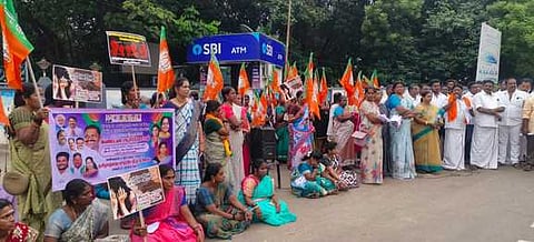 நாகையில் ஆா்ப்பாட்டத்தில் ஈடுபட்ட பாஜகவினா்.
 ~மயிலாடுதுறையில் ஆா்ப்பாட்டத்தில் ஈடுபட்டோா்.