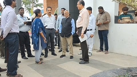 ரயில் நிலையத்தில் ஆய்வு மேற்கொள்ளும் தெற்கு ரயில்வே திருச்சி கோட்ட மேலாளா் பல்ராம்மெகி.