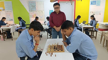 தில்லித் தமிழ்க் கல்விக் கழகப் பூசா சாலை பள்ளியில் நடைபெற்ற சதுரங்கப் போட்டியில் கலந்து கொண்டு விளையாடும் மாணவ  மாணவிகள்.