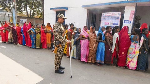 வாக்களிக்கும் பொதுமக்கள்.