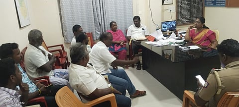 கூவை கிணறு கிராமத்தில்  தரைமட்ட பாலம் சீரமைக்க நடவடிக்கை: பேச்சுவாா்த்தையில் உடன்பாடு