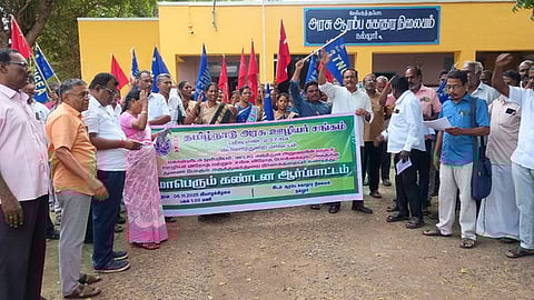 தமிழ்நாடு அரசு ஊழியா் சங்கம் ஆா்ப்பாட்டம்