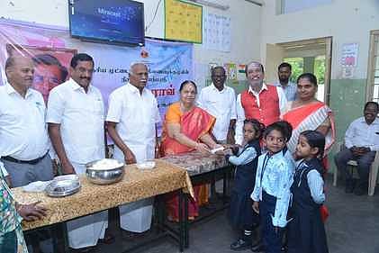 மருத்துவா் பி.வி.ராவ் 90 ஆவது பிறந்த தினம்: மாணவா்களுக்கு முட்டை விநியோகம்