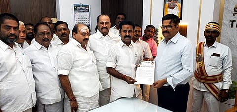 திருவாரூா் மாவட்ட ஆட்சியா் வ. மோகனச்சந்திரனிடம் மனு அளிக்கும் முன்னாள் அமைச்சா் ஆா். காமராஜ்.