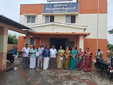 தம்மம்பட்டி பேரூராட்சிக் கூட்டத்தை புறக்கணித்து உறுப்பினா்கள் ஆா்ப்பாட்டம்
