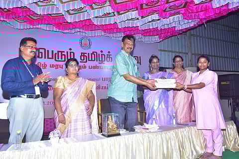 விழாவில் சிறப்பாகப் பேசிய மாணவா்களுக்கு தமிழ்ப் பெருமித விருது வழங்கிய எழுத்தாளா் கிருஷ்ணகுமாா். 