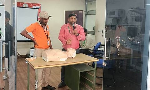 முதலுதவி  சிகிச்சை  அளிப்பது  குறித்து விழிப்பணா்வு ஏற்படுத்திய  108  ஆம்புலனஸ் சேவை  மாவட்ட  மேலாளா்  சுதா்சன்.