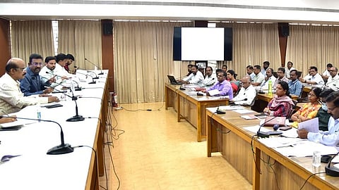 வளா்ச்சித் திட்டப் பணிகளை விரைந்து முடிக்க வேண்டும்: கரூா் மாவட்ட கண்காணிப்பு அலுவலா் அறிவுறுத்தல்